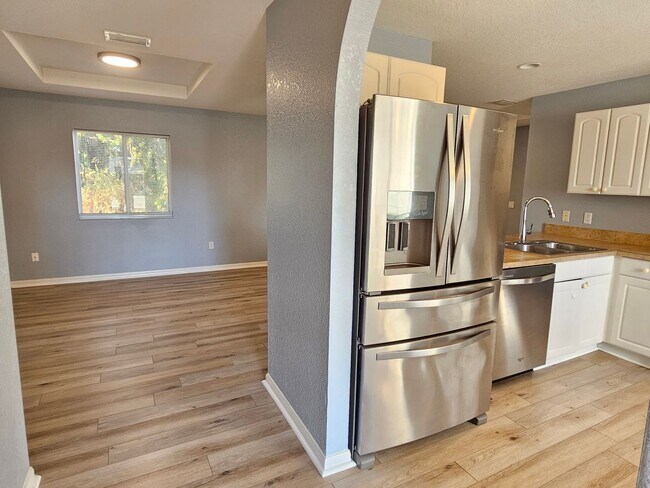 Foto del edificio - Annual Unfurnished Pet Friendly 3 Bedroom 2 Bathroom Single Family Home in Northport!