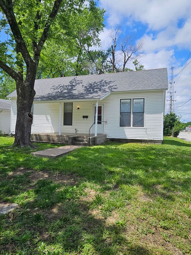 Primary Photo - 3 bed, 1 bath in a great location! Beautif...