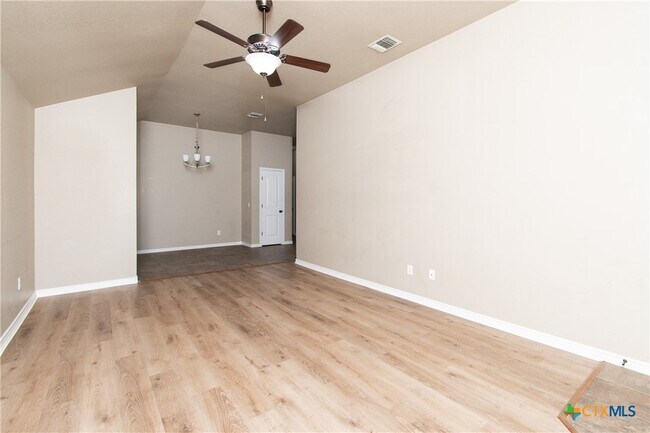 Building Photo - 607 Sladecek Dr