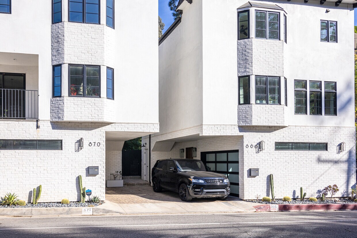 Foto principal - 866 N Beverly Glen Blvd