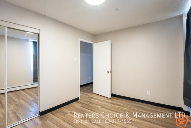 Building Photo - Renovated Third Floor Apartment, Utilities Included