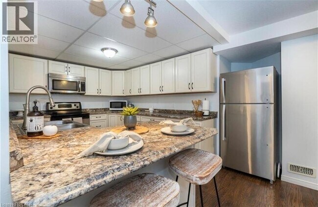 Photo du bâtiment - 1176 Birchwood Dr