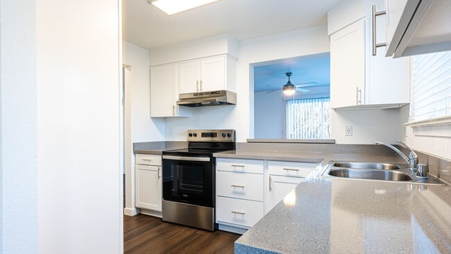 Building Photo - Lakeshore & Lakeview Townhomes