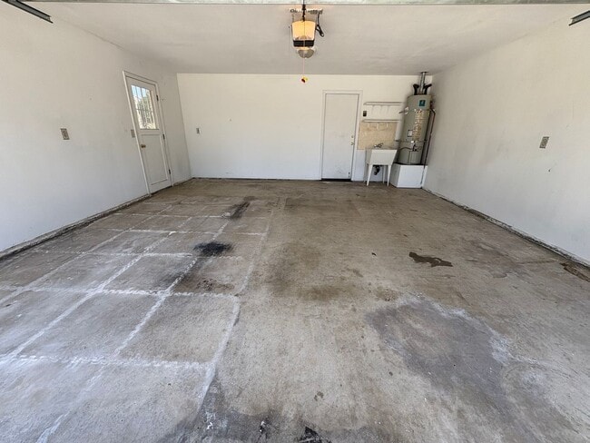 Building Photo - *Private Showing ONLY* Visalia home for re...