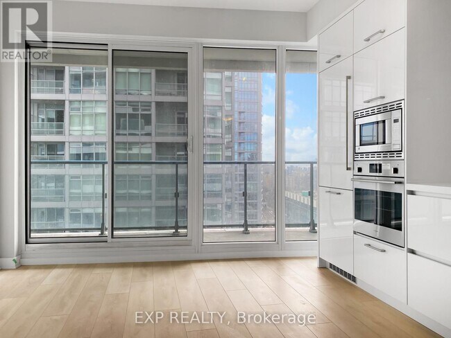 Photo du bâtiment - 2221 Yonge St