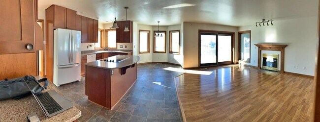 Foto del edificio - Welcoming 5 bed 3.5 bath South Hills Home