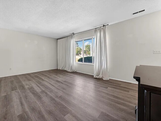 Foto del edificio - 3712 Hampton Blvd