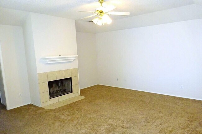 Building Photo - Duplex Located East of Frankford On Cul-De-Sac & Near Cooper Elementary!