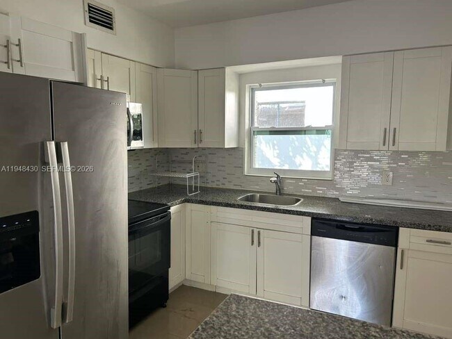 Foto del edificio - 9780 Bay Harbor Terrace