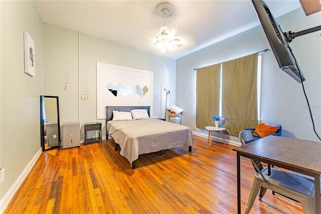 Foto del edificio - 3321 W Woodlawn Ave