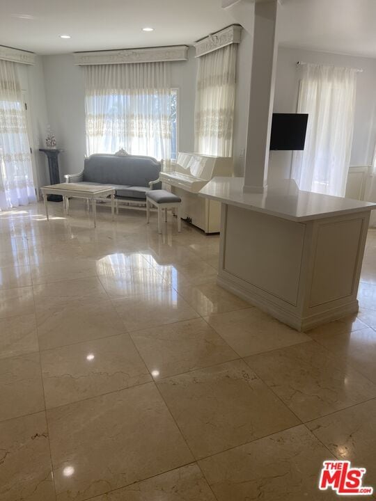 Foto del edificio - 435 Arnaz Dr