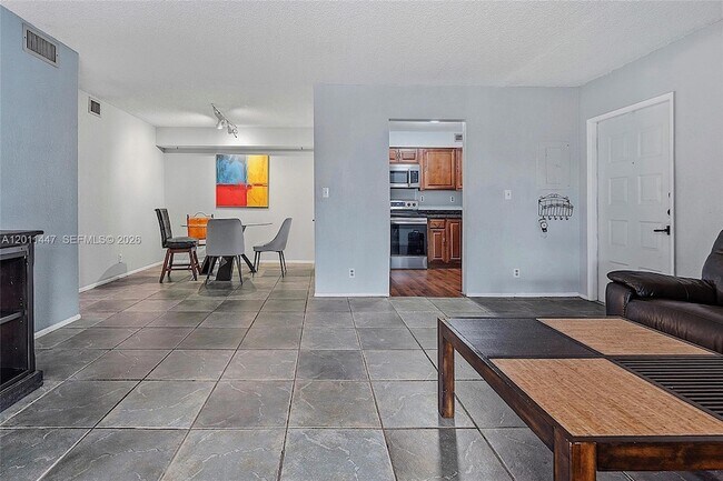 Foto del edificio - 3083 N Oakland Forest Dr