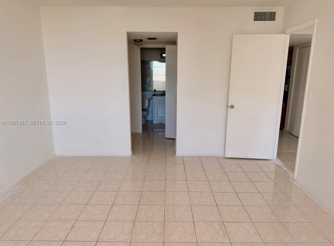 Foto del edificio - 2025 NE 164th St