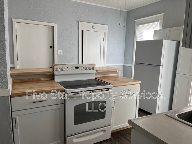 Building Photo - 400 W Allen St