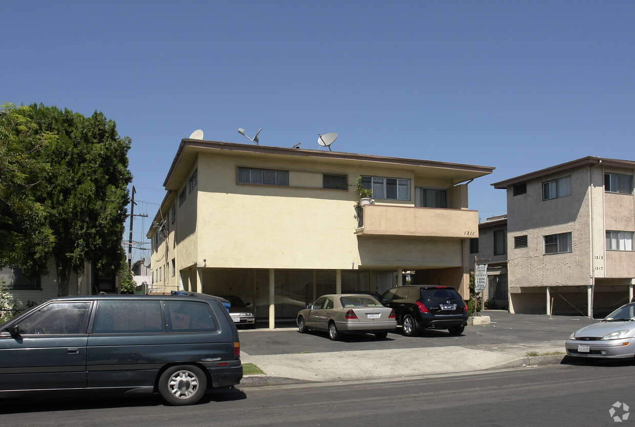 Building Photo - 1211 Tamarind Ave