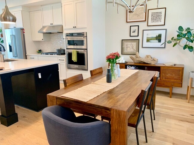 Building Photo - Queen Anne Townhome ~ McGraw Square