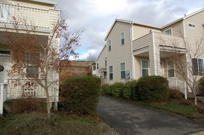 Building Photo - 14963-15045 SE Elm Park Dr