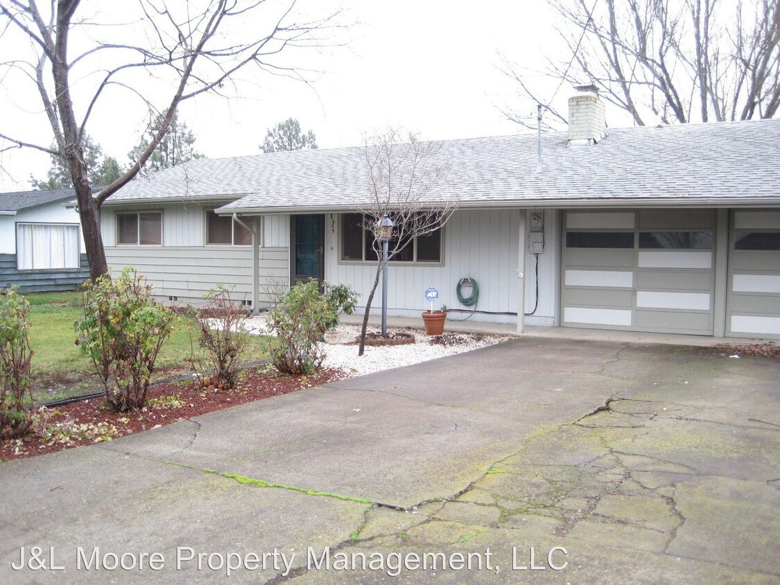 Primary Photo - 3 br, 1 bath House - 209 Corcoran Ln