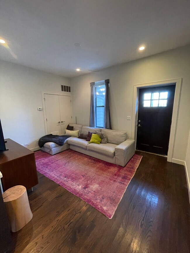 Foto del edificio - 2048 W Webster Ave