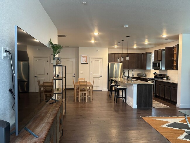 Building Photo - End unit FURNISHED Townhouse in Victory Ridge