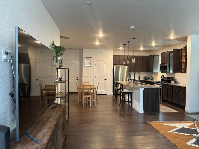 Foto del edificio - End unit FURNISHED Townhouse in Victory Ridge