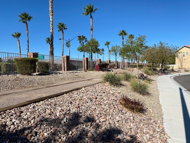 Building Photo - NW!!! 4 bedrooms!!! Pool and Spa!!! All ti...