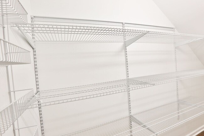 Foto del edificio - Gorgeous 2Bed/1bath in Logan Square! Condo Quality! In-Unit Laundry! Central Air! Stainless Steel!