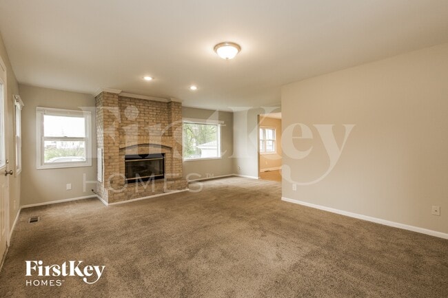 Building Photo - 611 W Oakwood Dr