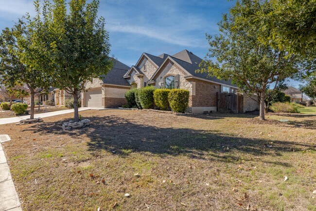 Foto del edificio - 8727 Hideout Bnd