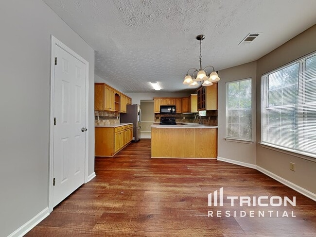 Building Photo - 2711 Woodside Dr
