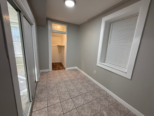 Building Photo - 2139 S Western Ave