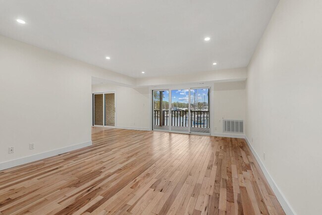 Foto del edificio - Coming Soon! Waterfront Living in Eastport – Renovated Condo in Severn House