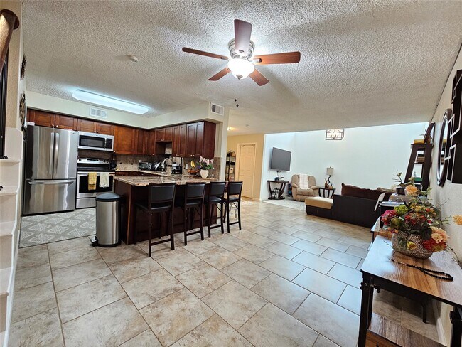 Building Photo - 1806 Saxony Ln