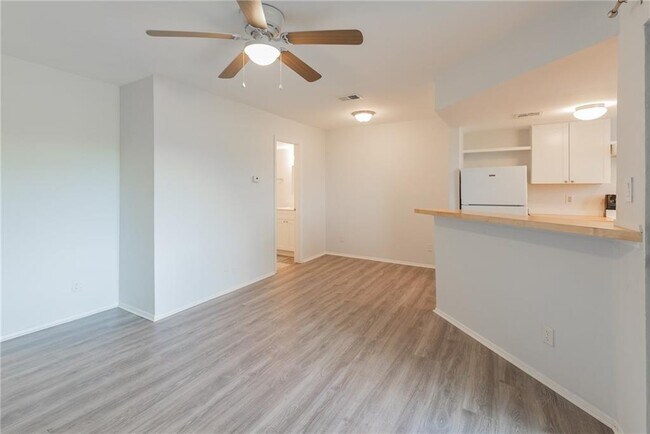 Foto del edificio - 2500 Burleson Rd