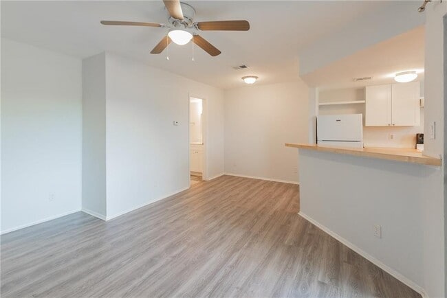 Foto del edificio - 2500 Burleson Rd