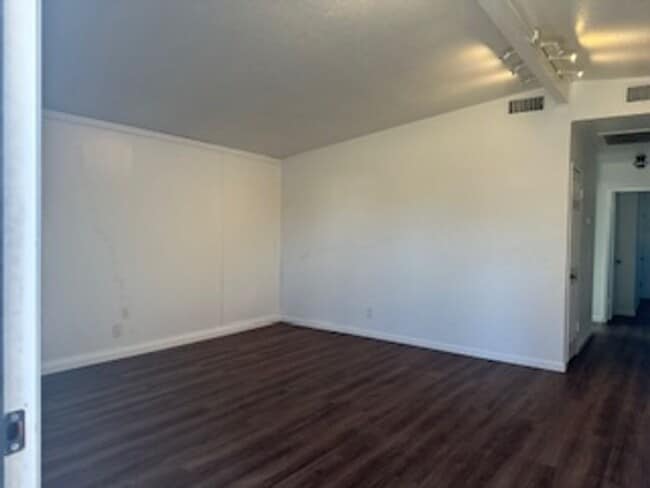 Building Photo - NEW NEW NEW! 3 BEDROOM 1 BATH IN KINGSBURG