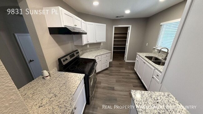 Foto del edificio - 9831 Sunset Pl