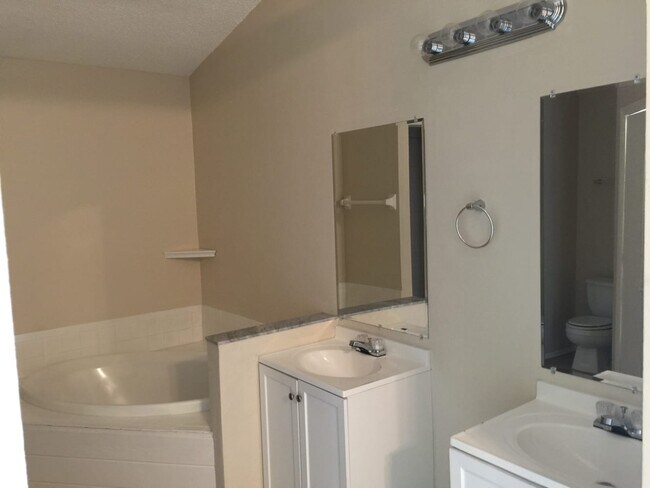 Foto del edificio - 548 Winding Oak Ln