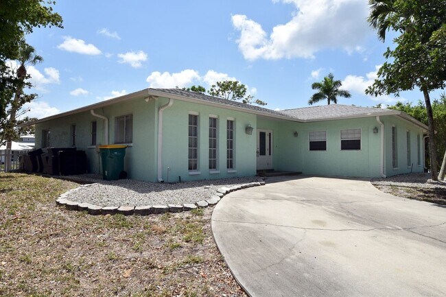 Building Photo - 3461 Lakeview Dr