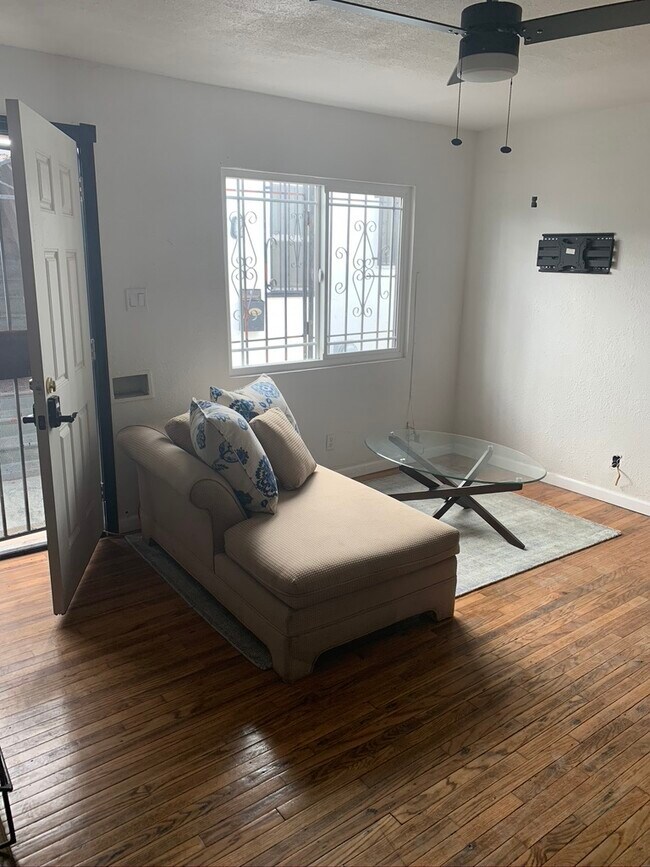 Foto del edificio - 2717 W Vernon Ave