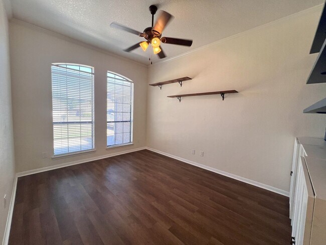 Building Photo - Gorgeous Craftsman home in well establishe...