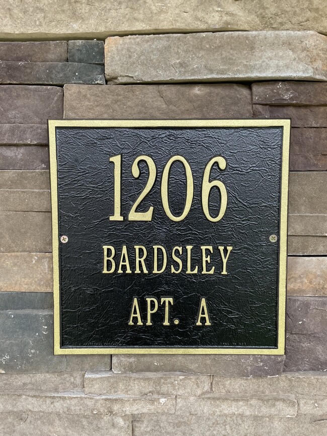 Foto del edificio - 1206 Bardsley Rd