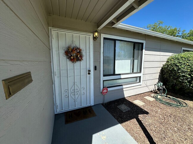 Foto del edificio - Updated Two Bedroom Home with Large Yard