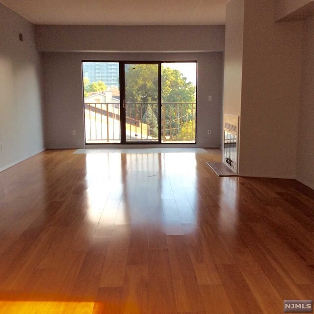 390 Road, Unit 402 Condo for Rent in Cliffside Park, NJ