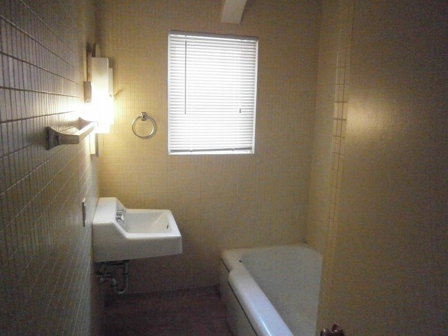 Foto del edificio - 308 West Gomez Road