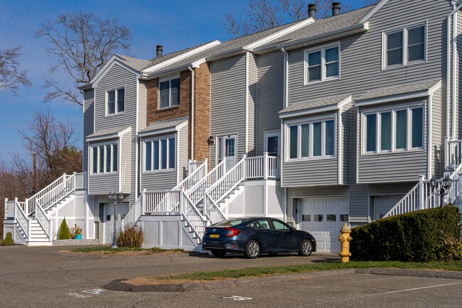 Building Photo - 83 Carriage Dr