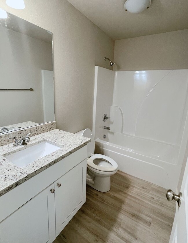 Building Photo - Charming 3 bedroom 2 bathroom duplex in Si...
