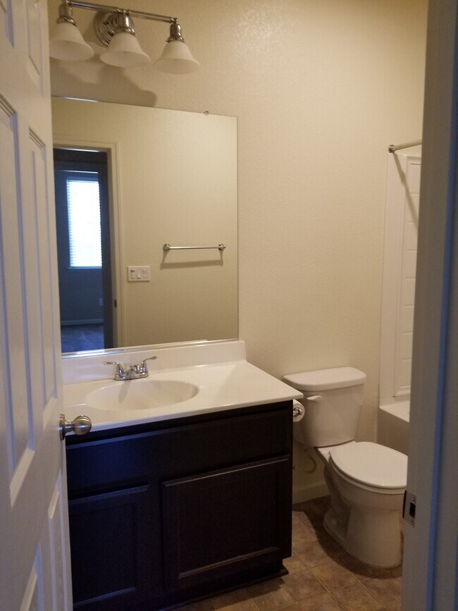 Building Photo - 2513 N Creekside Dr