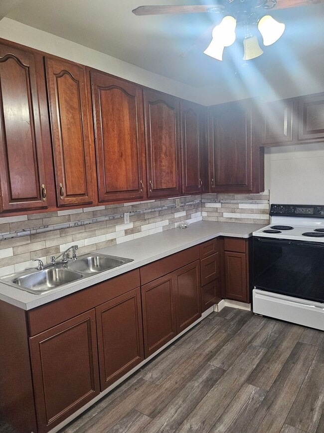 Foto del edificio - 2 bed apartment with a private back porch