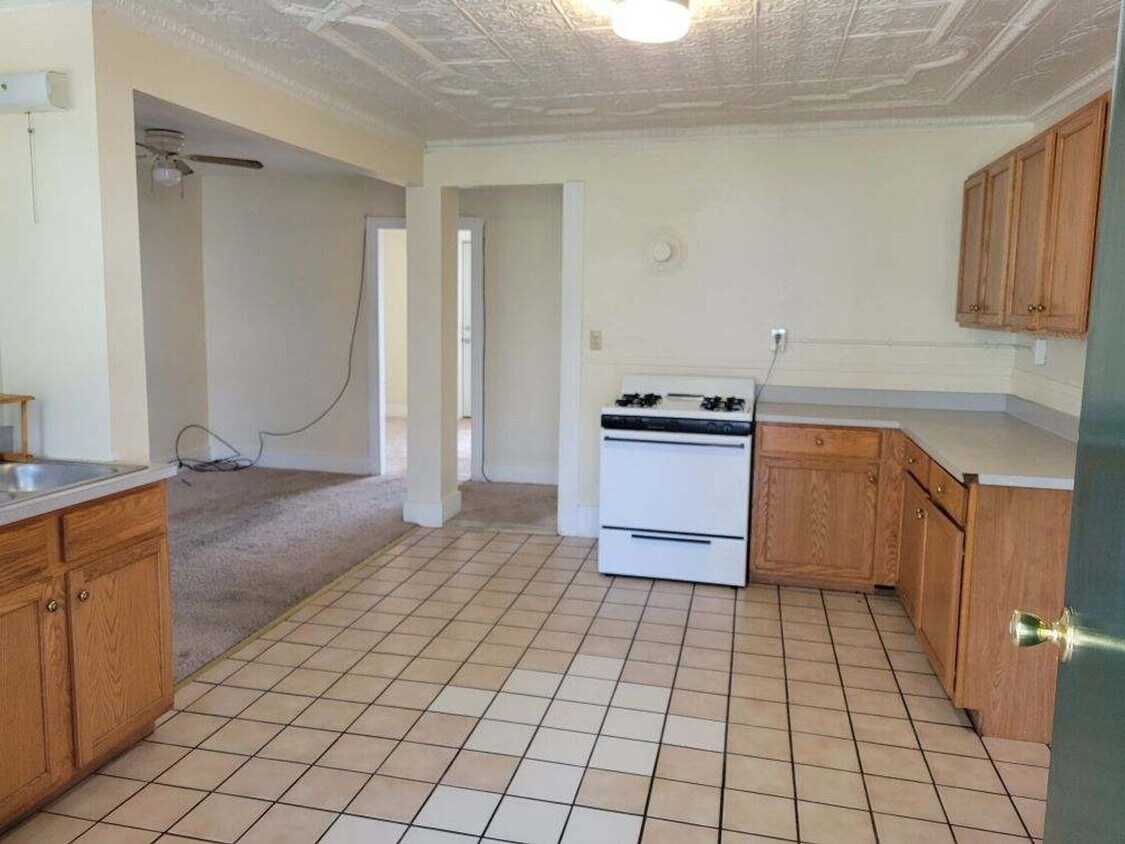 16 Union St Unit 3, Claremont, NH 03743 Room for Rent in Claremont